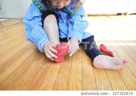 獨自穿上紅襪子的小女孩 獨自穿上紅襪子的小女孩 107162619