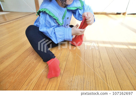 獨自穿上紅襪子的小女孩 獨自穿上紅襪子的小女孩 107162697