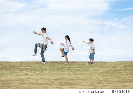 Parent and child walking on the hill 107163016