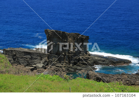 與那國島的軍艦岩，美麗蔚藍的大海上濺起白浪 107163104