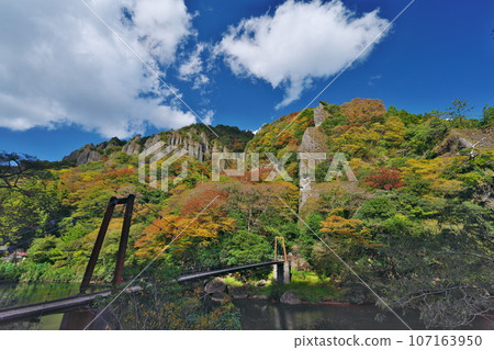 紅葉漸濃的立久溪谷【島根縣出雲市大太立町】 107163950