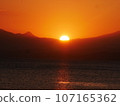 在海上日落 107165362