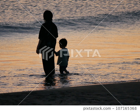 父母和孩子在沙灘上玩 107165368