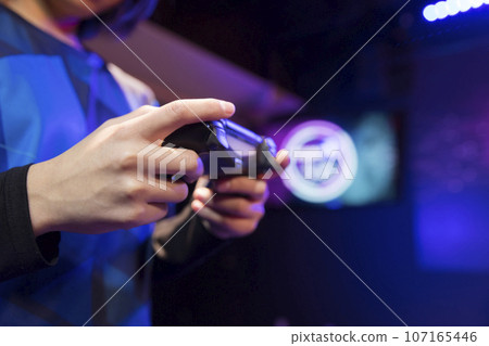 Image of an elementary school individual competition in an e-sports tournament: A woman operating a controller 107165446