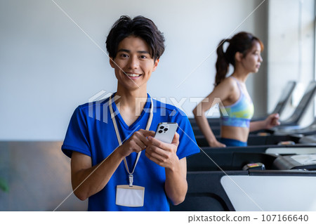 帶智能手機的健身教練 107166640