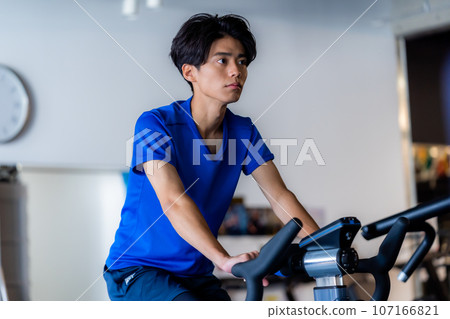 在健身房訓練的年輕人 107166821