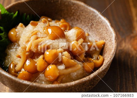 飾以磨碎的滑子蘑菇 飾以磨碎的滑子蘑菇 107166983