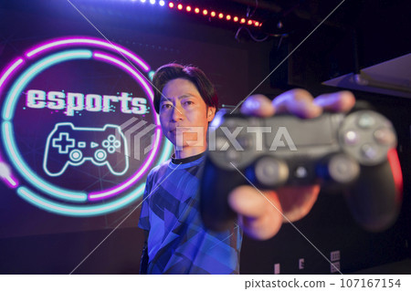 Image of an individual e-sports tournament: A man holding a controller 107167154