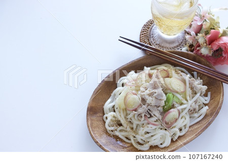 Meat noodles 107167240
