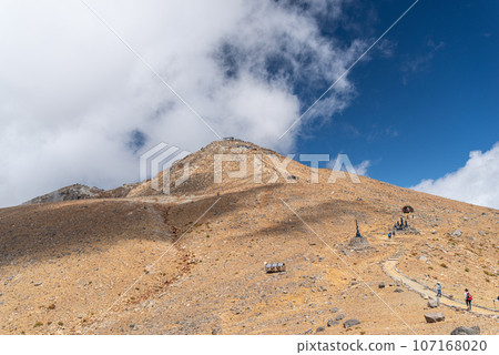 Kengamine over Haccho Darumi, Mt. Ontake 107168020