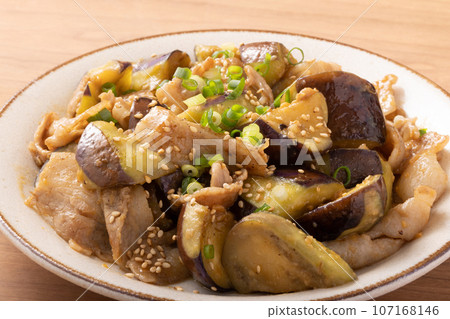 Stir-fried pork belly and eggplant with miso 107168146