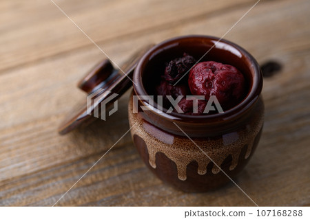 鍋中醃梅 傳統酸梅(紀州南古梅紫蘇醃) 鍋中醃梅 傳統酸梅(紀州南古梅紫蘇醃) 107168288