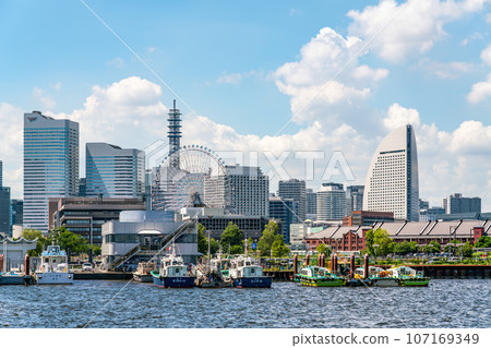 [Kanagawa Prefecture] Summer sky and Yokohama Minato Mirai cityscape 107169349