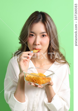 Eating Fast food 107169383