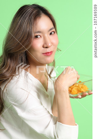 Eating Fast food Eating Fast food 107169389