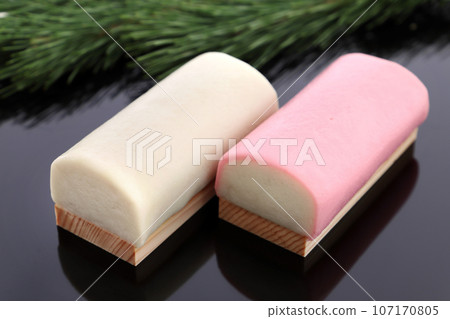 紅色和白色Gamo新年菜餚 107170805