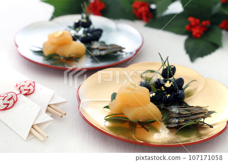 金銀梅子盤上的三種慶祝開胃菜。三種慶祝開胃菜。禦節料理。 107171058