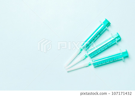 Top view of syringes in a row for medical injection on colorful background with copy space. Health and vaccination concept 107171432