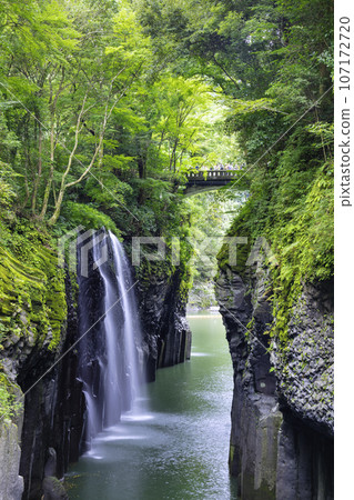 Miyazaki's spectacular power spot: Beautiful Takachiho Gorge 107172720