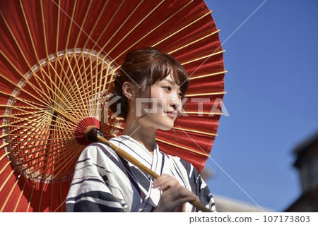 一位年輕女子穿著浴衣，打著日本傘 107173803