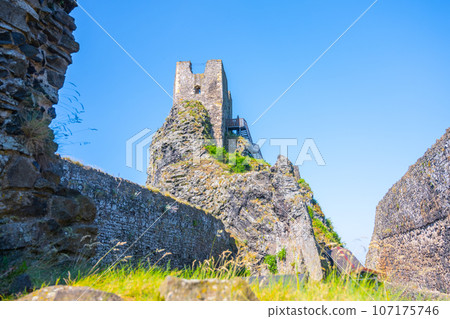 Trosky castle ruins with two towers. Sunny summer day view. Bohemian Paradise, Czech: Cesky raj, Czech Republic 107175746