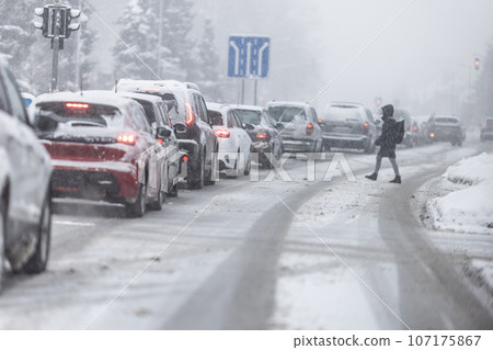 Traffic jam due to heavy snow and ice on the road 107175867