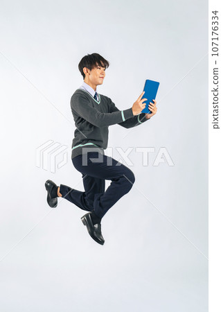 男學生一邊看平板電腦一邊跳躍(剪貼畫PNG也有販售!請參閱作者連結) 男學生一邊看平板電腦一邊跳躍(剪貼畫PNG也有販售!請參閱作者連結) 107176334