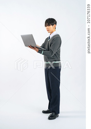 男學生站立並使用筆記型電腦(剪紙 PNG 也可出售!請參閱作者連結) 男學生站立並使用筆記型電腦(剪紙 PNG 也可出售!請參閱作者連結) 107176339