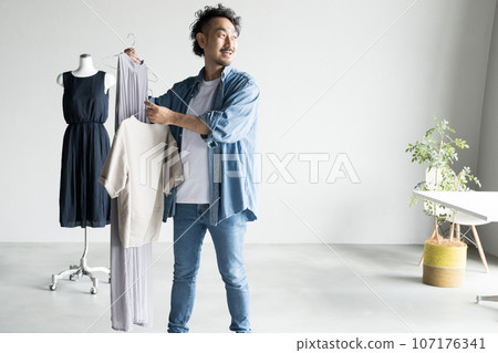 在服飾店工作的店員、顧客服務人員 在服飾店工作的店員、顧客服務人員 107176341