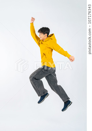 跳躍的男孩（也提供剪紙 PNG！請參閱作者連結） 107176343