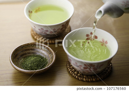 Green tea (pour green tea in a teapot) Japanese tea 107176560
