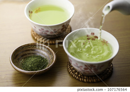 綠茶（將綠茶倒入茶壺中）日本茶 107176564