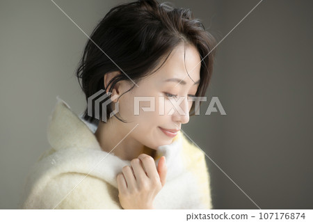 Autumn/winter beauty image of a beautiful woman Profile close-up Looking down Autumn/winter beauty image of a beautiful woman Profile close-up Looking down 107176874