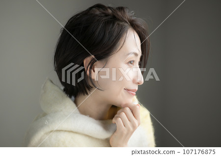 Autumn/winter beauty image of a beautiful woman Profile close-up Autumn/winter beauty image of a beautiful woman Profile close-up 107176875