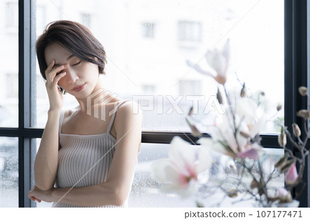 女性之美形象：憂鬱、頭痛、低頭、倦怠的表情與思考的形象。 107177471
