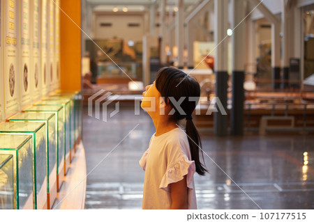 Elementary school students taking a close look at the museum 107177515