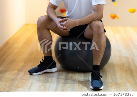 年輕人在健身房訓練身體 年輕人在健身房訓練身體 107178353