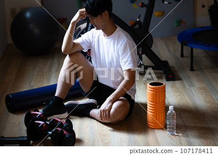 年輕人在房間裡訓練身體 年輕人在房間裡訓練身體 107178411
