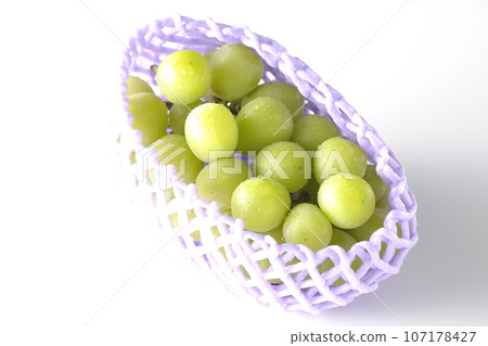 白色背景下戴著水果帽的 Shine Muscat 的照片 107178427