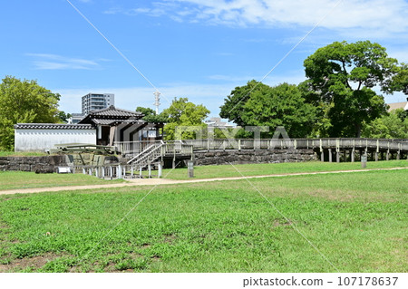 從和歌山城二之丸背面看到的橋廊 107178637