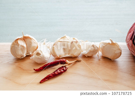 Cooking ingredients: fresh garlic and hawk claws 107178725