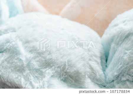 柔和的彩色毛皮布料 柔和的彩色毛皮布料 107178834
