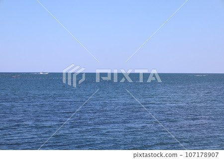 While driving along a straight road in the Soya region of Hokkaido in the summer, I came across Senjoiwa Rock, which juts out into the Sea of Okhotsk. What do you think about at the beach in summer? While driving along a straight road in the Soya region of Hokkaido in the summer, I came across Senjoiwa Rock, which juts out into the Sea of Okhotsk. What do you think about at the beach in summer? 107178907