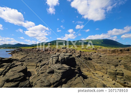 While driving along a straight road in the Soya region of Hokkaido in the summer, I came across Senjoiwa Rock, which juts out into the Sea of Okhotsk. What do you think about at the beach in summer? 107178910