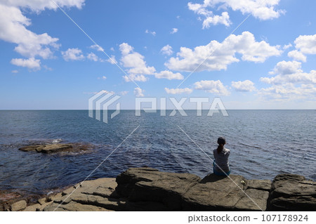 While driving along a straight road in the Soya region of Hokkaido in the summer, I came across Senjoiwa Rock, which juts out into the Sea of Okhotsk. What do you think about at the beach in summer? 107178924