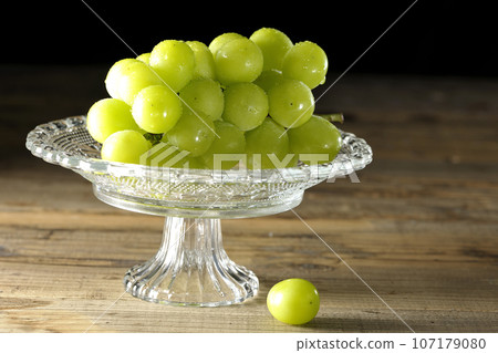 Shine Muscat served on a cake stand 107179080