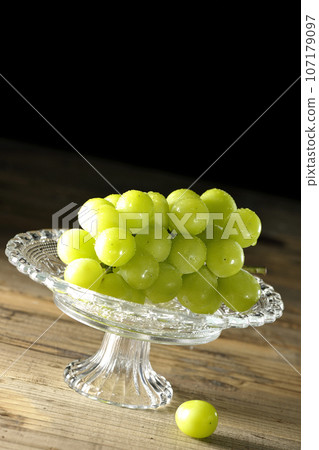 Shine Muscat served on a cake stand Shine Muscat served on a cake stand 107179097