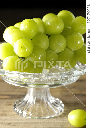 Shine Muscat served on a cake stand 107179098