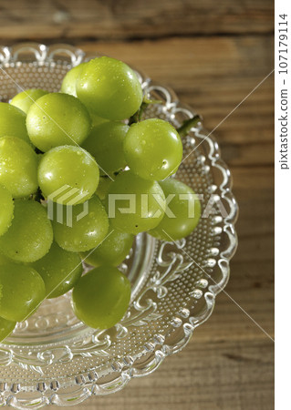 Shine Muscat served on a cake stand Shine Muscat served on a cake stand 107179114