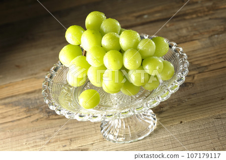 Shine Muscat served on a cake stand 107179117